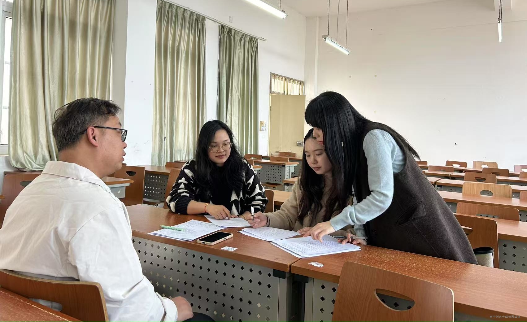 【教学质量提升月】中文系新闻广告教研室召开教学质量提升研讨会