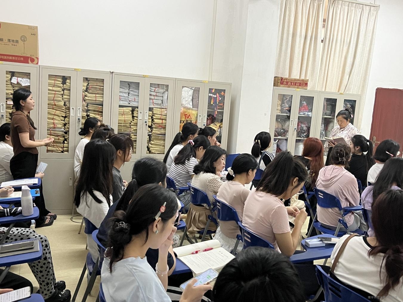 教育系顺利召开师生座谈会